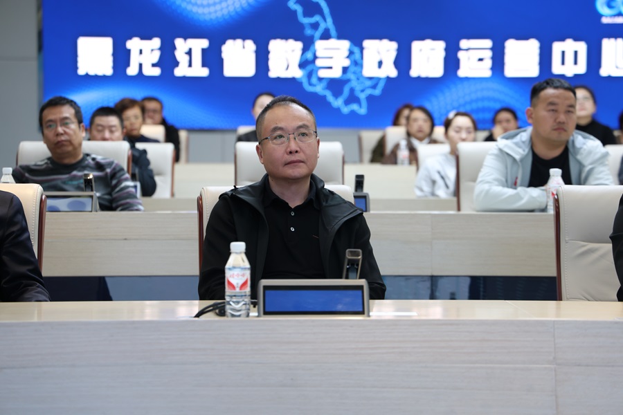 走近大數據，感受數據時代來臨 ---省疾控中心到省數字政府運營中心觀摩學習