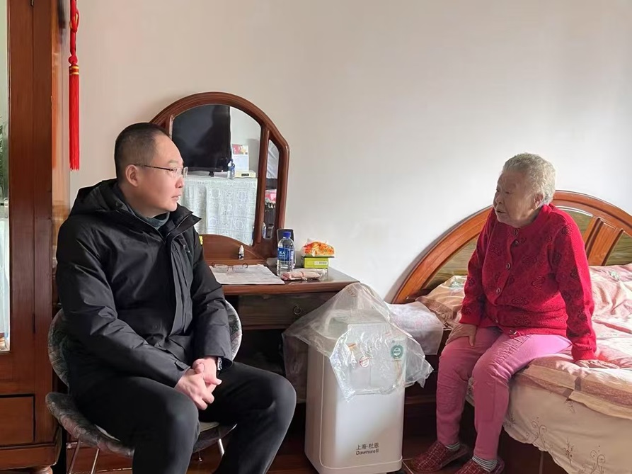省疾控中心春節前走訪慰問老黨員、老干部